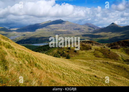 Der Snowdon mit Yr Aran auf der rechten Seite, vom Nantle Ridge gesehen. Snowdonia, North Wales, UK Stockfoto