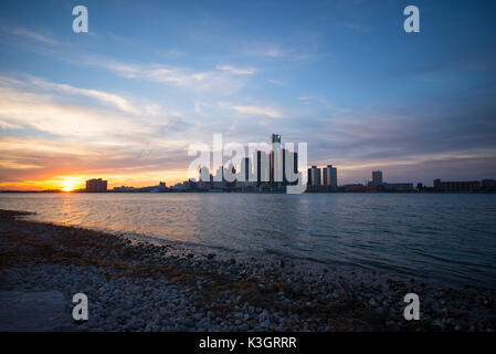 Blick auf Detroit City Skyline bei Sonnenuntergang vom Ufer des Flusses auf der kanadischen Seite Stockfoto