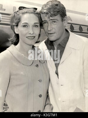 SIAN PHILLIPS und PETER O'TOOLE [ 'Actor Peter O'Toole und seine Frau Sian verlassen London Airport für ein paar Tage Urlaub in Rom. Ich habe das Gefühl, eine Abwechslung von England zu haben, sagte Peter, der gerade am Film „Lord JIM“ arbeitet. 17. Mai 1964] [das Paar wurde von 1959 bis 1979 geheiratet] Stockfoto