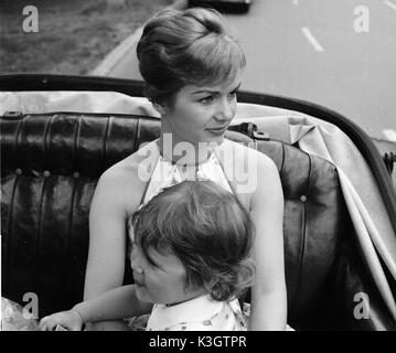 Schauspielerin Debbie Reynolds mit ihrer Tochter Carrie aus ihrer Ehe mit Schauspieler Eddie Fisher, im New Yorker Central Park. Schauspielerin Debbie Reynolds mit ihrer Tochter Carrie aus ihrer Ehe mit Schauspieler Eddie Fisher, im New Yorker Central Park. c 1960 Stockfoto