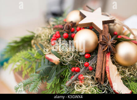 Goldene und rote geschmückten Kranz Stockfoto