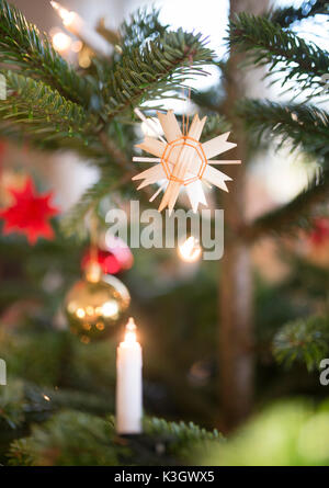 Stroh Star am Weihnachtsbaum Stockfoto