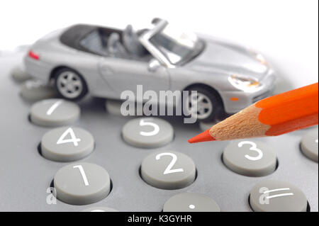 Modell Auto, Elektronische Rechner und roten Stift als Symbol für steigende autoexpenses Stockfoto