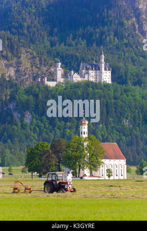 Schloss Neuschwanstein und Wallfahrtskirche St. Coloman im Allgäu bei Schwangau Stockfoto