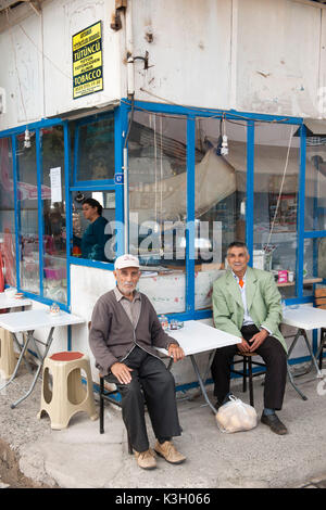 Die Türkei in der Provinz Mugla, Köycegiz, Männer vor Village Cafe Stockfoto