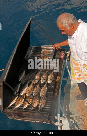 Türkei, Provinz Mugla, Göcek, auf den Schiffen Bad gegrillt Stockfoto