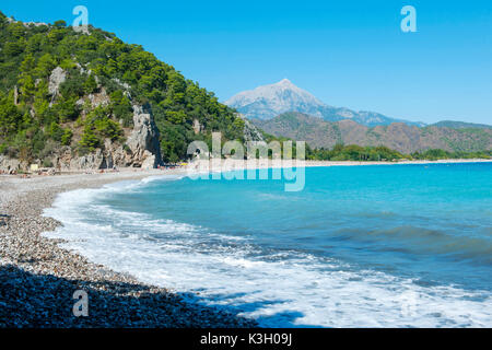 Türkei, Antalya, Turkey Köyü, Strand von Olympos/Cirali, im Hintergrund in der Antike den Olymp namens Berg Tahtali dagi Stockfoto