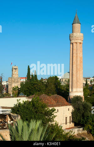 Türkei, Antalya, Alaaddin Moschee die enge Yivli Minare, auf der linken die Clock Tower Stockfoto