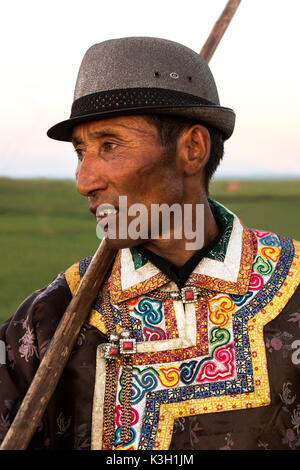 Die innere Mongolei, Chine-July 30, 2017: Portraits von unbekannten Mongolischen Mann in seinem traditionell gekleidet.