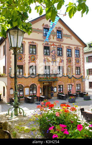 Garmisch-Partenkirchen, Ludwigstraße im Bezirk Partenkirchen, das historische Inn zu den Rennen mit kunstvoll gemalten Hausfassade, Lüftlmalerei Stockfoto