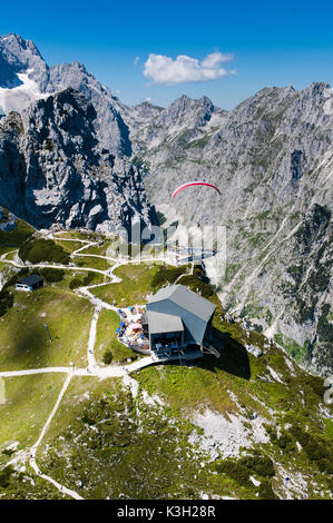 Alpspitz Bahn, Alpspix, Gleitschirm, Osterfelder, obere Klemme, Bergrestaurant, Garmisch-Partenkirchen, Luftbild, Deutschland, Bayern, Oberbayern, Bayerische Alpen, Zugspitze, Werdenfelser Land Region Stockfoto