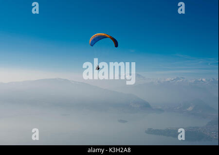 Gleitschirm über den Lago Maggiore, Temperaturinversion, Laveno, Luftbild, Lombardei, Italien Stockfoto