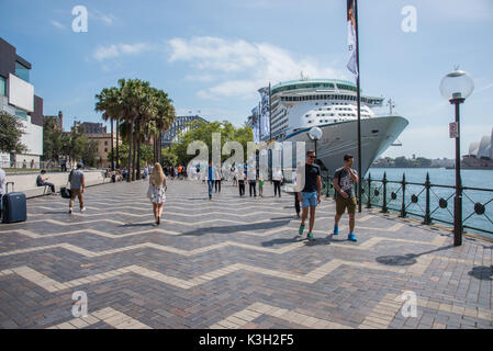 SYDNEY, NSW, Australien - NOVEMBER 20,2016: Kreuzfahrtschiff Overseas Passenger Terminal mit Touristen erkunden und Sehenswürdigkeiten in Sydney, Australien Stockfoto