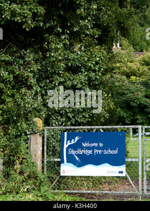 In Stockbridge pre school Banner auf Tor zu Spielfeld montiert Willkommen Stockfoto