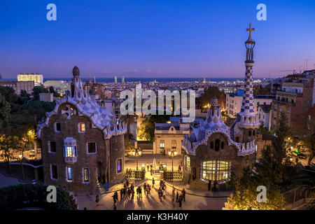 Panoramablick von Barcelona aus der Park Güell. Gartenanlage mit architektonischen Elementen auf dem Hügel von El Carmel gelegen. Von der katalanischen Architekten Antoni Gaudí entworfen und in den Jahren 1900 bis 1914 gebaut. UNESCO-Welterbe. Stadtteil Gràcia in Barcelona. Katalonien, Spanien Stockfoto