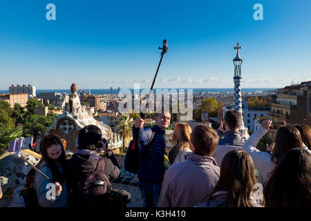 Panoramablick von Barcelona aus der Park Güell. Gartenanlage mit architektonischen Elementen auf dem Hügel von El Carmel gelegen. Von der katalanischen Architekten Antoni Gaudí entworfen und in den Jahren 1900 bis 1914 gebaut. UNESCO-Welterbe. Stadtteil Gràcia in Barcelona. Katalonien, Spanien Stockfoto