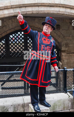 England, London, Tower of London, Yeoman Warder aka Beefeater Stockfoto