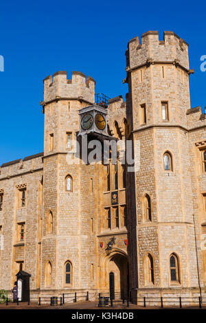 England, London, Tower von London, Eingang zu den Kronjuwelen Stockfoto