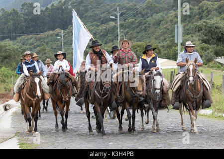 Mai 27, 2017 Sangolqui, Ecuador: Eine Gruppe von Cowboys reiten ihre Pferde auf einer Landstraße in Richtung einer ländlichen Rodeo in den Anden Stockfoto