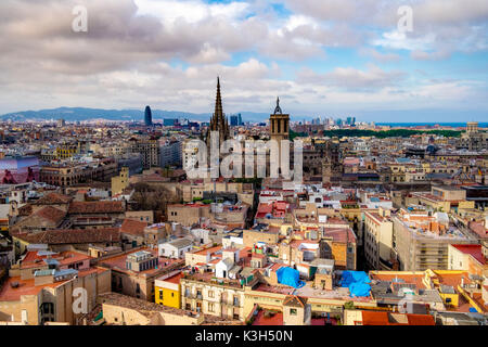 Panoramablick über Barcelona (mit der Kathedrale) vom Turm der Kirche Santa Maria del Pi, Katalonien, Spanien Stockfoto