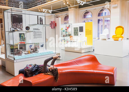 England, London, Kensington, Victoria und Albert Museum aka V&A, die moderne Zimmer, Anzeige des 20. Jahrhunderts Reihen mit weiblichen Besucher unter Selfie Stockfoto