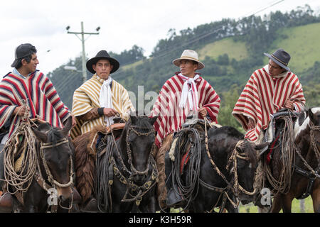 Mai 27, 2017 Sangolqui, Ecuador: Eine Gruppe von Cowboys reiten ihre Pferde auf dem Weg zu einem ländlichen Rodeo in den Anden Stockfoto