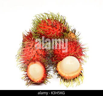 Reife Früchte rambutan isoliert auf weißem Stockfoto