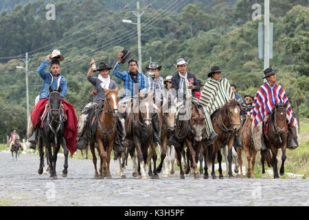 Mai 27, 2017 Sangolqui, Ecuador: Eine Gruppe von Cowboys reiten ihre Pferde auf dem Weg zu einem ländlichen Rodeo in den Anden Stockfoto
