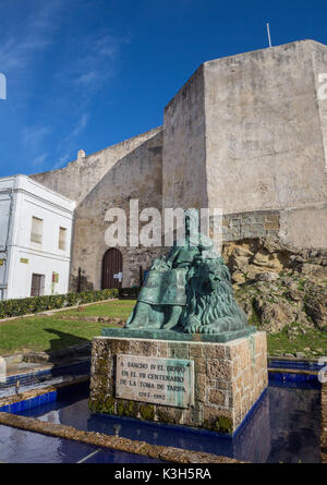 Spanien, Provinz Cadiz, Tarifa Stadt, Guzman el Bueno Schloss, Sancho IV Denkmal Stockfoto
