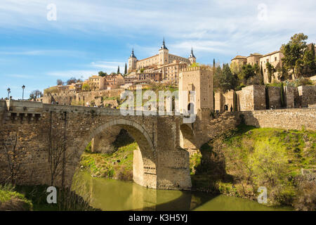 Spanien, Toledo Stadt, UNESCO Weltkulturerbe, Alcantara Bridge und AlcazarCastle Stockfoto