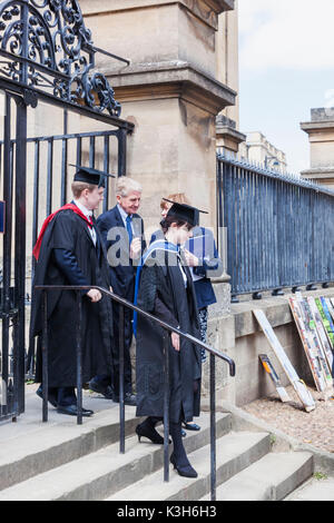 England, Oxfordshire, Oxford, Studenten in Graduierung Kleider gekleidet Stockfoto