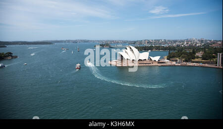 SYDNEY, NSW, Australien - NOVEMBER 20,2016: Sydney Opera House, der Harbour Traffic und Entwicklung in Sydney, Australien Stockfoto