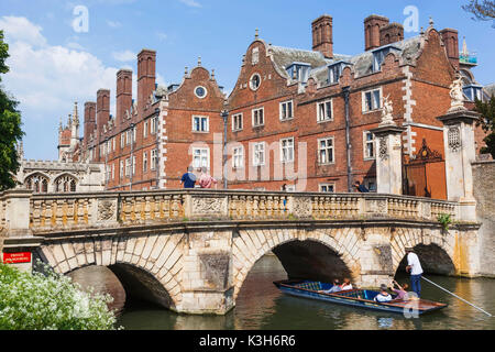 England, Cambridgeshire, Cambridge, St.Johannes College, Stechkahn fahren auf dem Fluss Cam Stockfoto