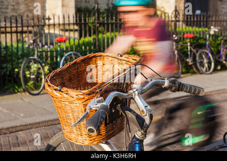 England, Cambridgeshire, Cambridge, geparkten Fahrräder Stockfoto