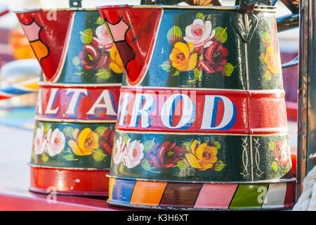 England, London, Venedig, jährliche Canalway Kavalkade, Detail der Narrowboat bunte Canalware Stockfoto