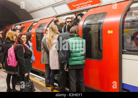 England, London, der U-Bahn, überfüllten U-Bahn-Wagen Stockfoto