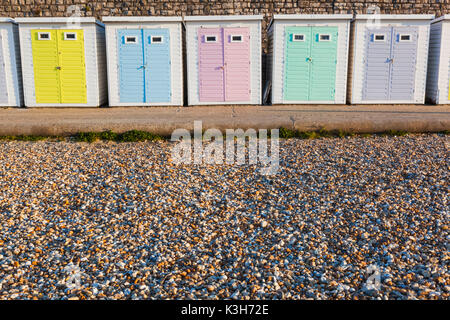 Strandhütten, Lyme Regis, Dorset, England Stockfoto