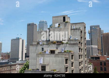 SYDNEY, NSW, Australien - NOVEMBER 20,2016: Der Sirius Gebäude Apartmentanlage mit brutalist Architecture und die Skyline der Stadt in Sydney, Australien Stockfoto