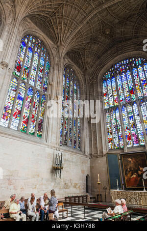 England, Cambridgeshire, Cambridge, King es College Chapel, Reisegruppe und Glasfenster Stockfoto