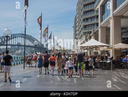 SYDNEY, NSW, Australien - NOVEMBER 20,2016: Circular Quay mit Sidewalk Cafe, Menschenmassen, high-rise Apartments und Blick auf die Hafenbrücke in Sydney, Australien Stockfoto