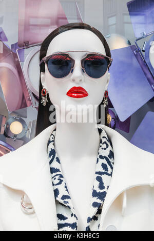 England, London, Bond Street, Dior Schaufensterfigur Display Stockfoto