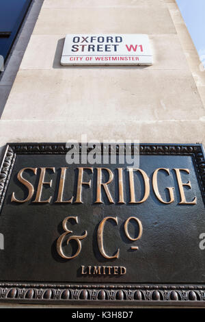 England, London, Oxford Street, Selfridge Kaufhaus und Oxford Street Sign Stockfoto