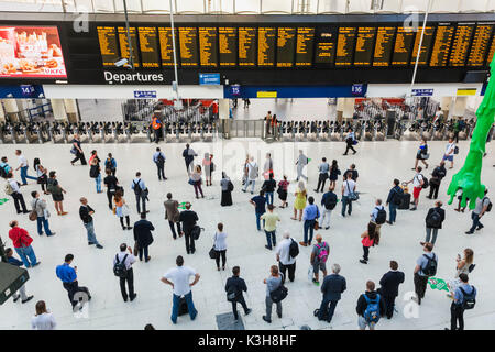 England, London, Waterloo Station, Pendler Stockfoto
