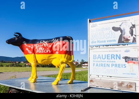 Deutschland, Bayern, des Landwirts Informationstafel anspruchsvoll fairen Preis für Milch Stockfoto