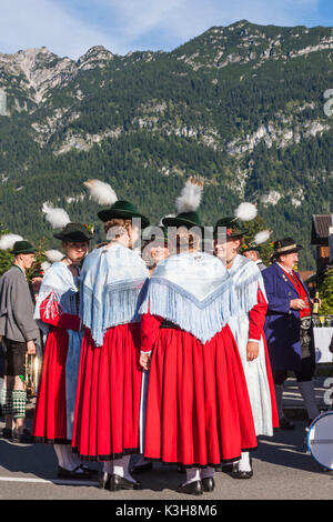 Deutschland, Bayern, Garmisch-Partenkirchen, Bavarian Festival, Mädchen in Tracht Stockfoto