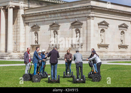 Deutschland, Bayern, München, Glyptothek Museum und Touristen auf Segways Stockfoto