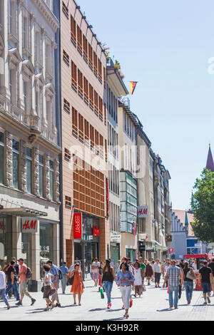 Deutschland, Bayern, München, Kaufingerstrasse Einkaufsstraße Stockfoto