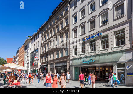 Deutschland, Bayern, München, Kaufingerstrasse Einkaufsstraße Stockfoto