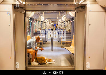 Deutschland, Bayern, München, U-Bahn, Passagier mit Hund Stockfoto