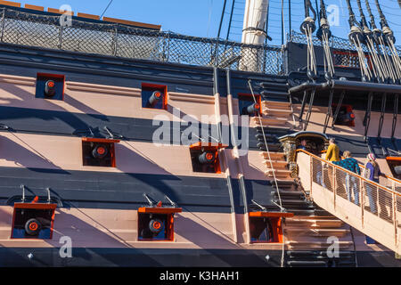 England, Hampshire, Portsmouth, Portsmouth Historic Dockyard, Touristen einsteigen HMS Victory Stockfoto